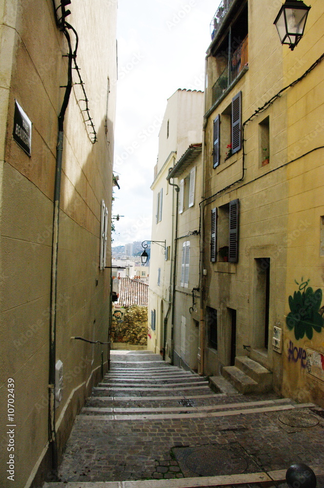 Rue étroite de Marseille, France.