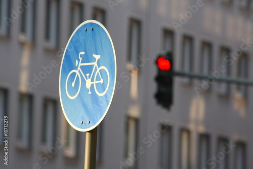 Verkehrsschild (Radweg) vor roter Ampel