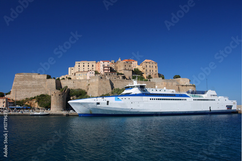 Ferry rapide amarré devant la citadelle de Calvi