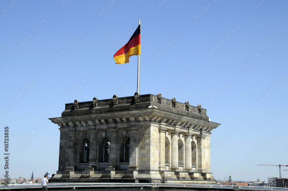 Obraz premium German flag flying over the Bundestag (Reichstag)