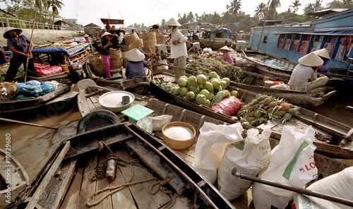 Tableau sur toile Sellers in a floating market. Mekong Delta, Vietnam.