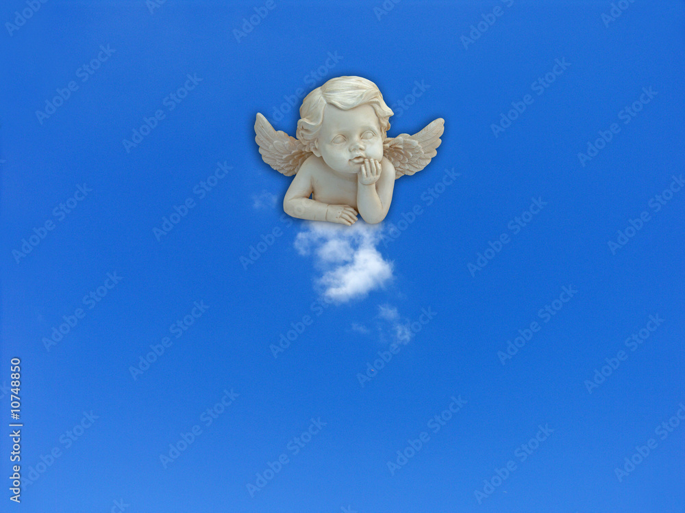 un petit ange sur son petit nuage Stock Photo