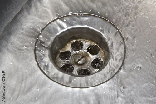 Wasserabfluss in der Spüle
