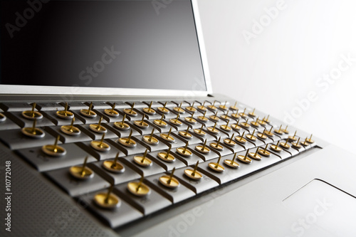 Billede på lærred notebook computer keyboard with nails