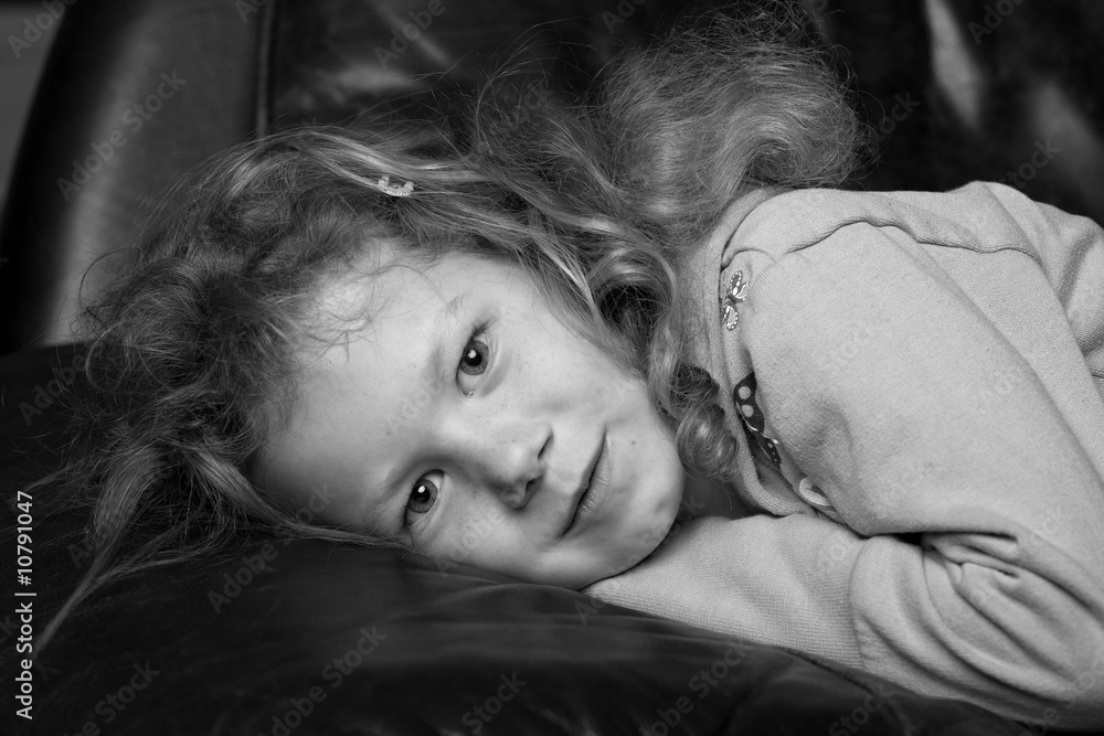 jolie petite fille pensive en noir et blanc Stock Photo Adobe Stock