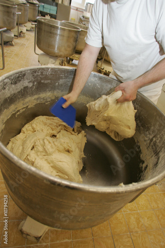 bäcker beim bearbeiten von einem brotteig