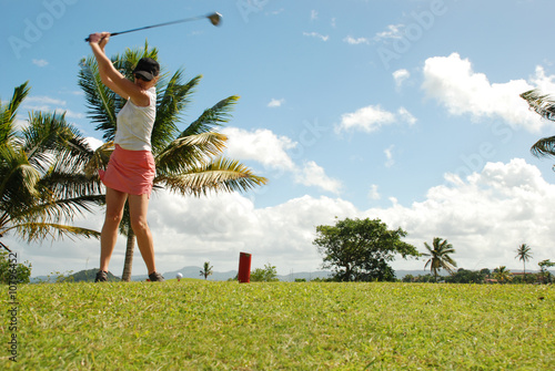 Femme jouant au golf