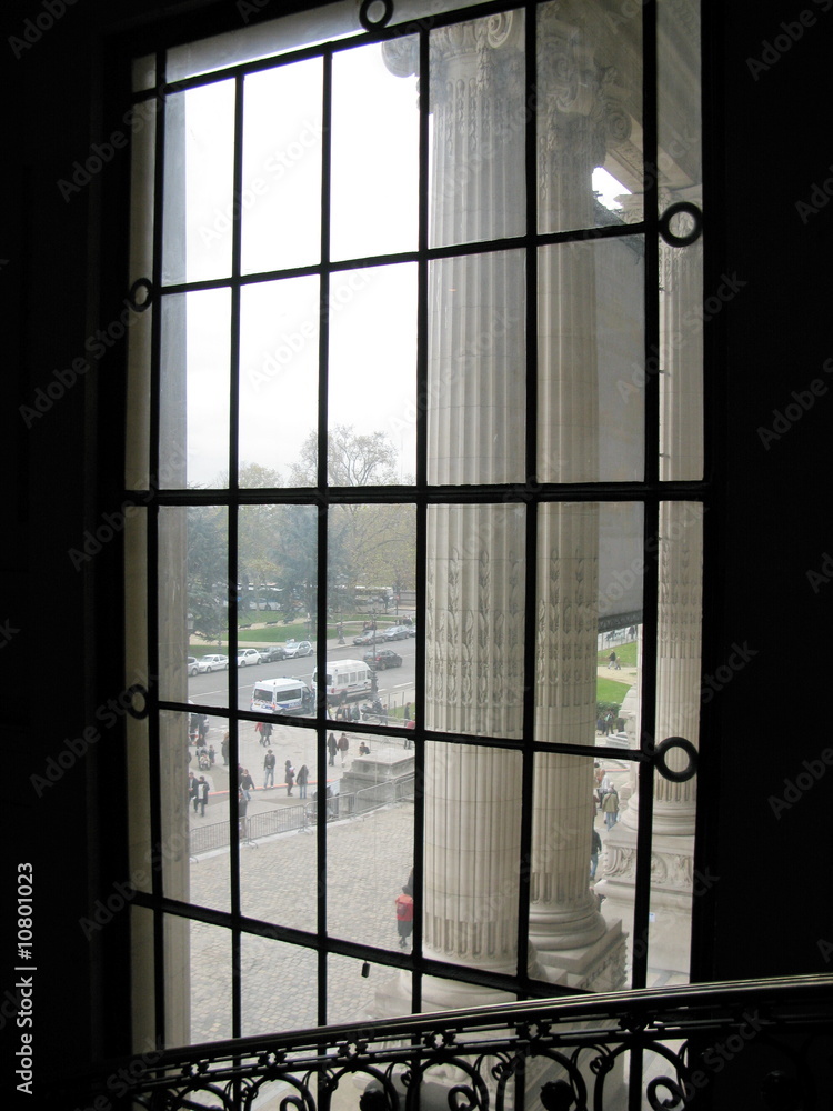 Fenêtre monumentale, colonnes de pierre. Fenêtre monumentale, colonnes de pierre.