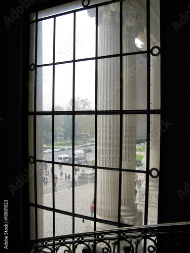 Fenêtre monumentale, colonnes de pierre.