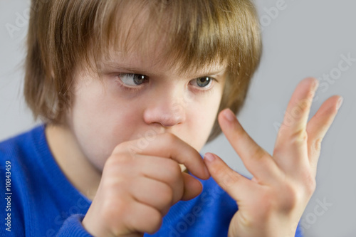 fille trisomique comptant sur ses doigts