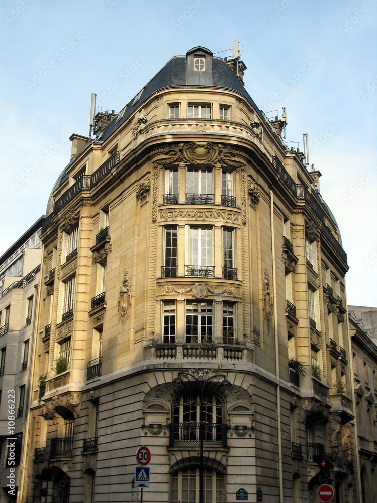 Immeuble de pierre au coin d'une rue de Paris.
