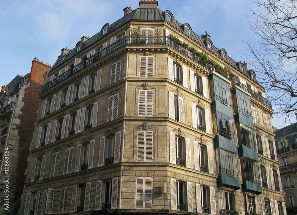 Fototapeta premium Immeuble classique parisien aux volets fermés.