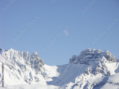 montagnes des alpes en hiver photo