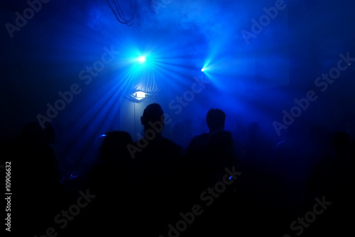 Dancing people in an underground club © DWP