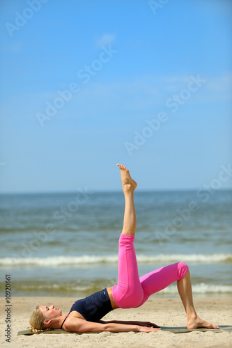 Blond female workout on the beach © Hanik