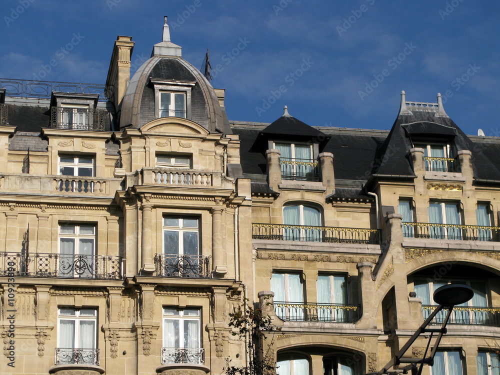 Façade d'immeuble parisien.