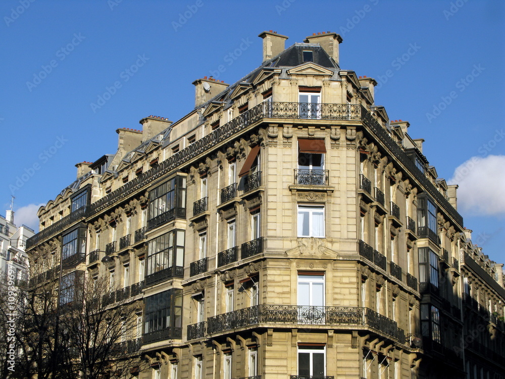 Immeuble de pierre au coin d'une rue. Paris, France.