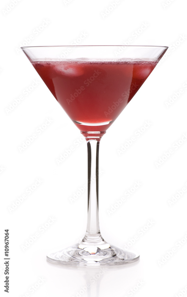 cocktail Cosmopolitan in Martiniglas vor weiß