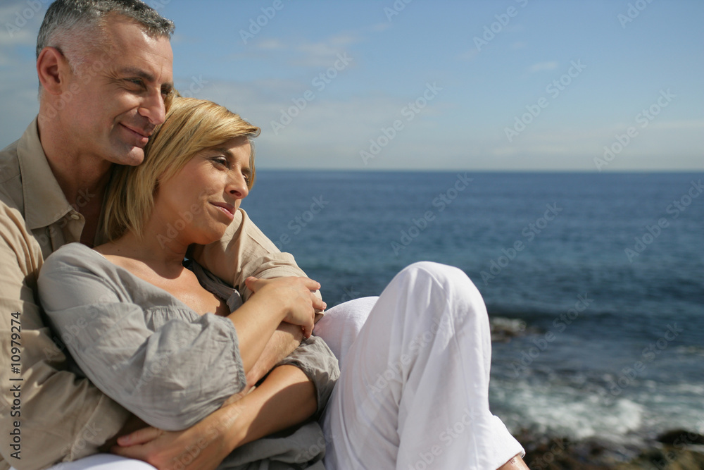 Couple enlacé face à la mer