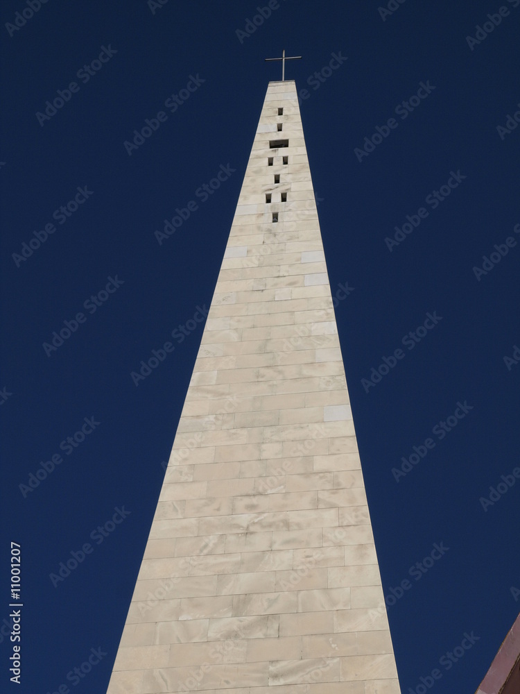 Torre de la iglesia de los sacramentos en Madrid