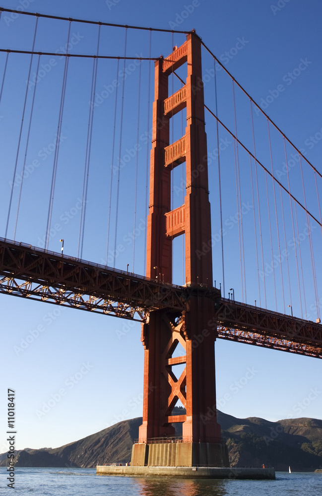 Fototapeta premium Golden gate bridge from underneath