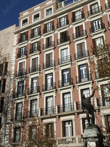 Edificio y estatua en Madrid