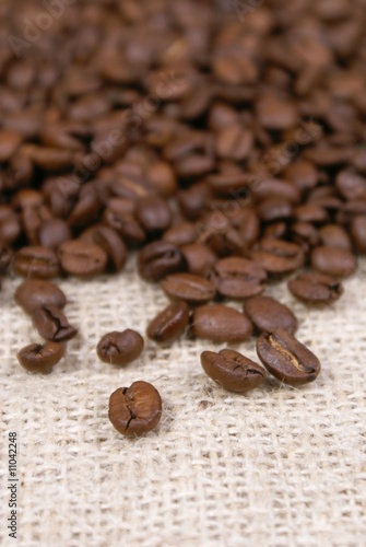 grains de caf   sur sac de toile