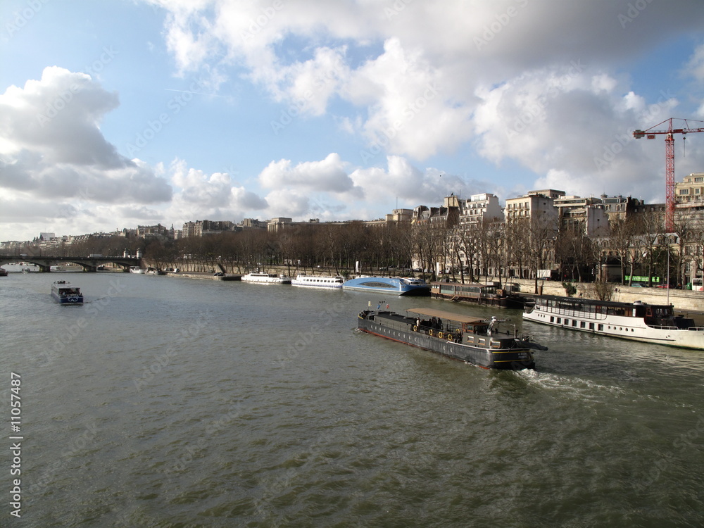 Naklejka premium Bateaux sur la Seine, Paris, France.