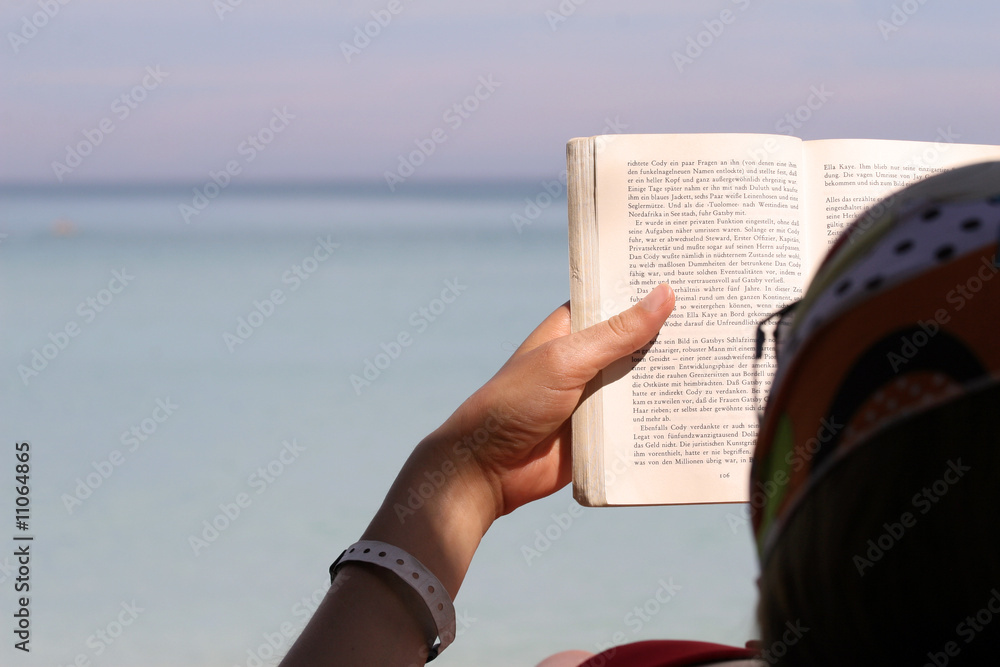 Naklejka premium woman reading book