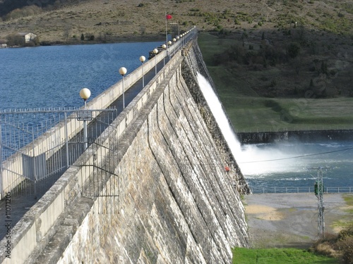 Presa del pantano de Ullibarri photo