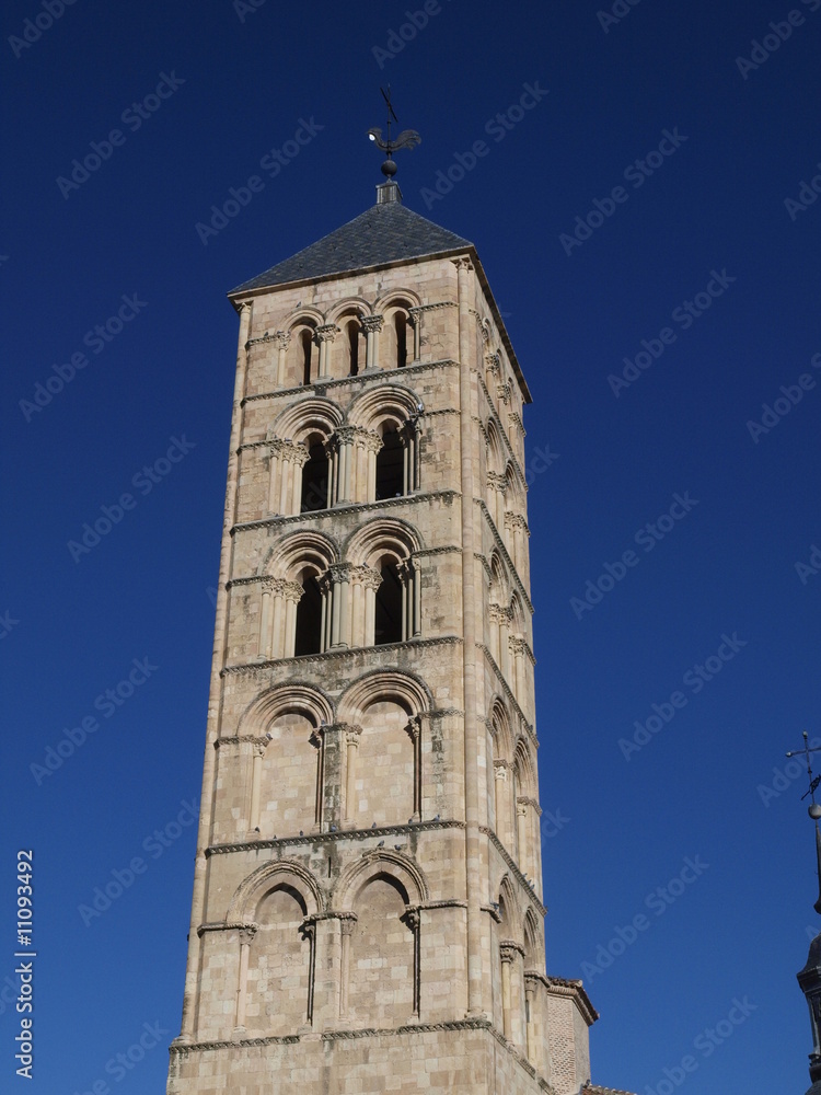 Arte romanico: torre de la iglesia de San Esteban en Segovia