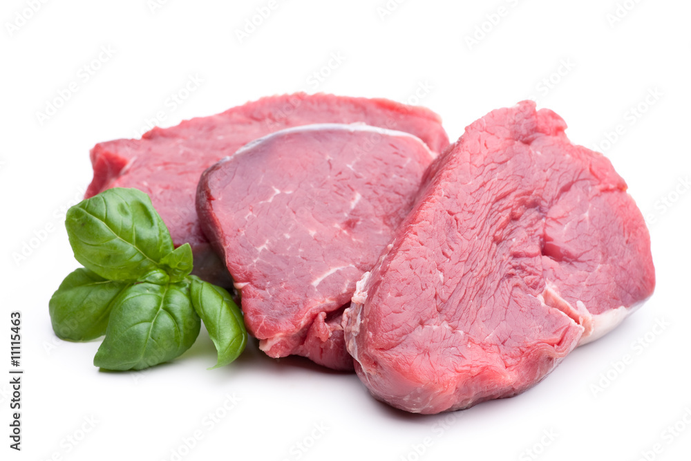 Drei Scheiben rohes Fleisch auf weiß mit Garnierung Drei Scheiben rohes Fleisch auf weiß mit Garnierung
