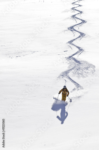 wedeln im unberührten Pulverschnee