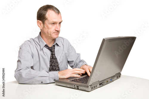 Homme travaillant sur ordinateur portable