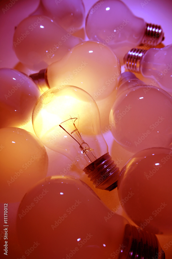 Φωτογραφία One bright bulb in crowd