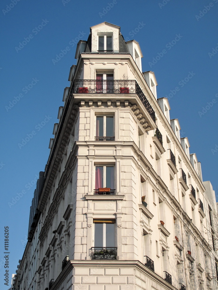 Immeuble ancien mince, Paris, france.