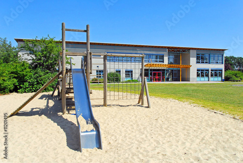 Schule, Spielgerüst mit Rutsche photo