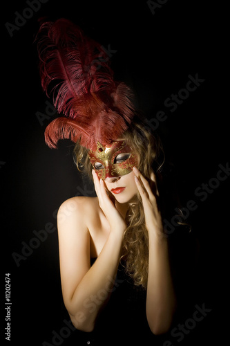 Canvastavla woman with Venetian mask and red feathers