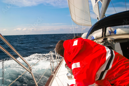 Skipper auf seinem Segelboot photo