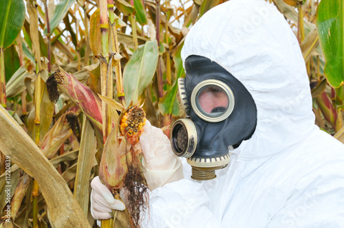 Fotografi man working in gas-mask
