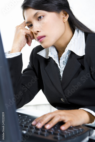 Φωτογραφία Young woman looks slugish in office