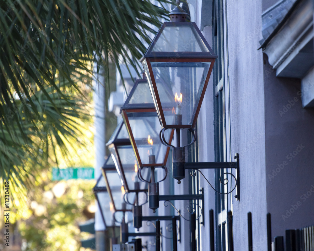 Fototapeta premium latarnie gazowe na ścianie w Charleston w Południowej Karolinie