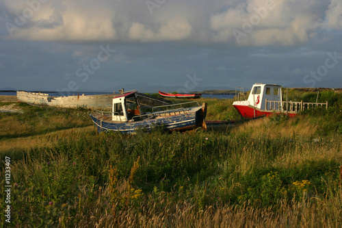 Inishbofin - Bateaux sur l'herbe photo