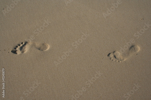Deux empreintes de pied dans le sable