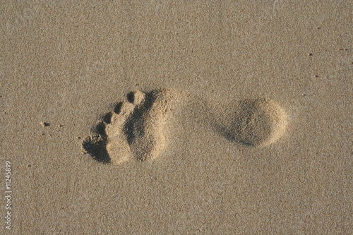 Une empreinte de pied dans le sable photo