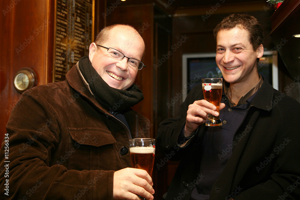 Deux amis buvant une bière dans un bar