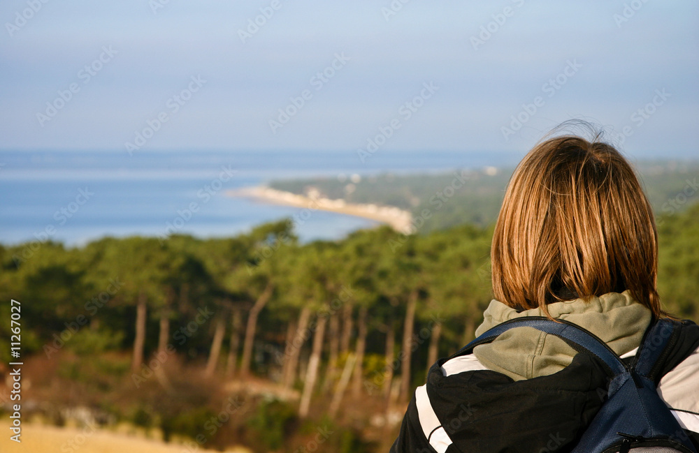 adolescent contemplant la forêt des Landes adolescent contemplant la forêt des Landes