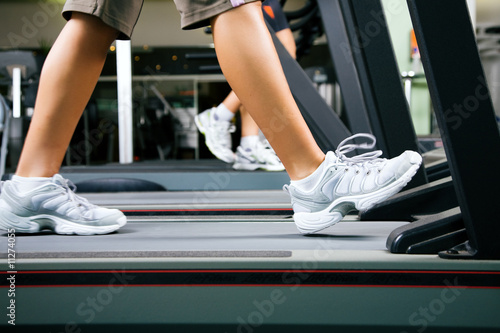 Auf dem Laufband trainieren im Fitnessstudio © Kzenon