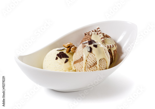 Valokuva garnished ice-cream in a bowl