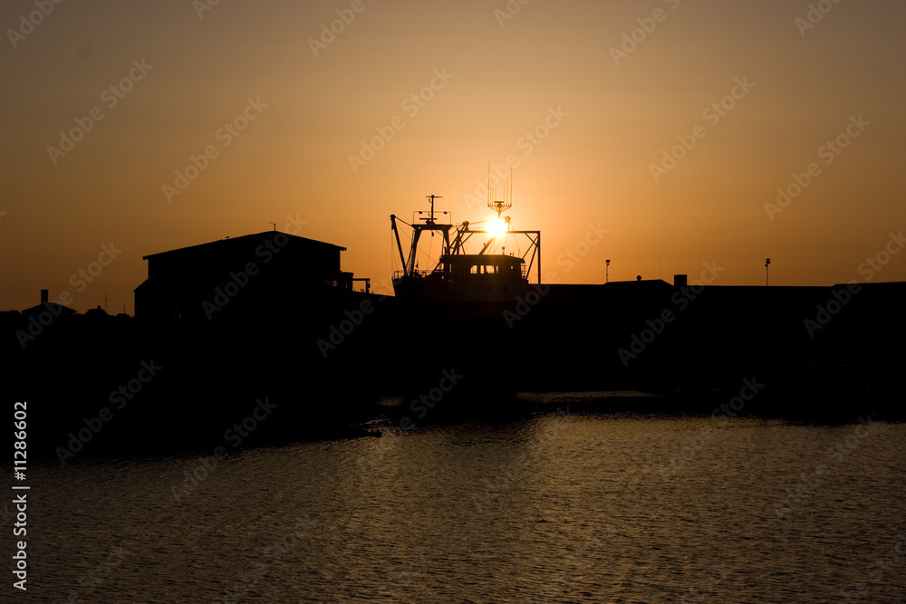 Hafensilhouette in der Abenddämmerung